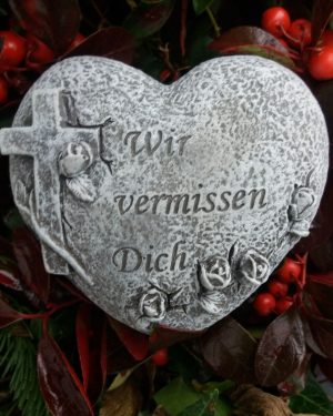 Steinfigur Grabschmuck Herz auf Sockel "Wir vermissen Dich" Frostfest Grab Deko