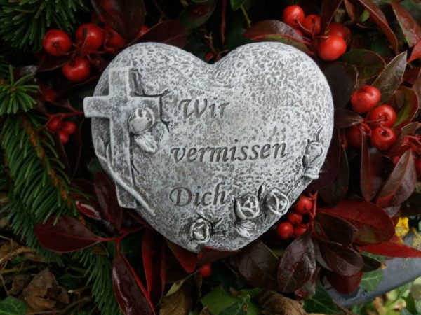 Steinfigur Grabschmuck Herz auf Sockel "Wir vermissen Dich" Frostfest Grab Deko