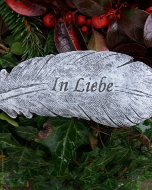 Steinfigur Grabschmuck Feder "In Liebe" Frostfest Grab Deko Trauer