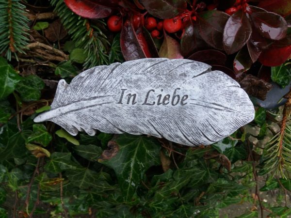 Steinfigur Grabschmuck Feder "In Liebe" Frostfest Grab Deko Trauer