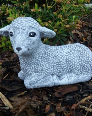 Steinfigur schönes Schaf liegend Lamm Steinguss Frostfest Wetterfest Garten