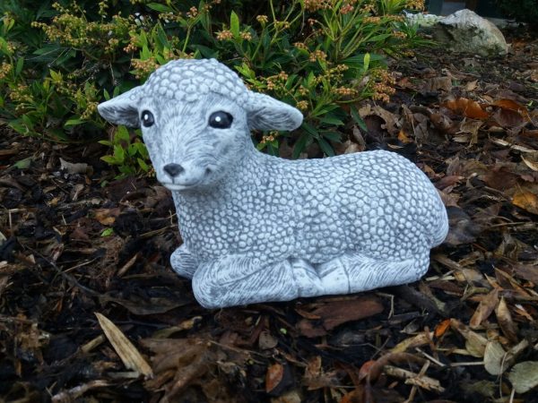 Steinfigur schönes Schaf liegend Lamm Steinguss Frostfest Wetterfest Garten