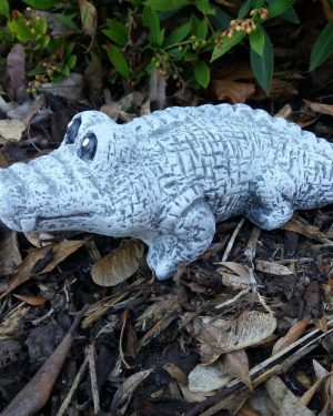 Steinfigur kleines Krokodil Frostfest massiver Steinguss Garten Dekoration