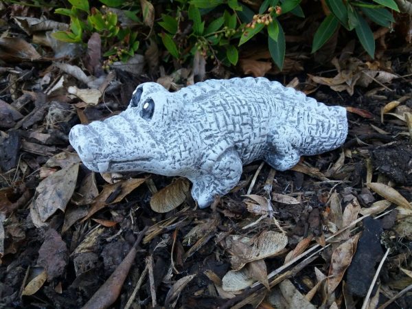 Steinfigur kleines Krokodil Frostfest massiver Steinguss Garten Dekoration