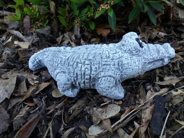 Steinfigur kleines Krokodil Frostfest massiver Steinguss Garten Dekoration – Bild 5