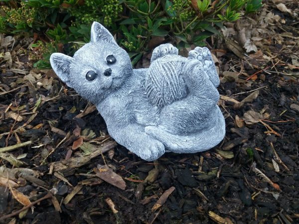 Steinfigur Katze mit Wollknäuel Kitten Frostfest Steinguss Garten Deko Haustier